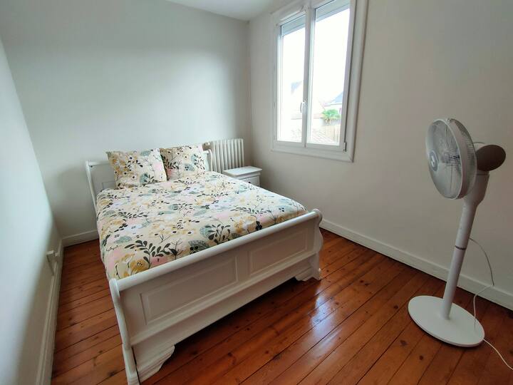 Quarto 1 com confortável cama de casal