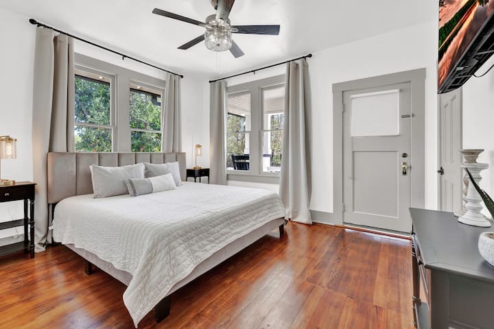 卧室1 -在我们宽敞的加大双人床上睡觉，像加大双人床一样睡觉。