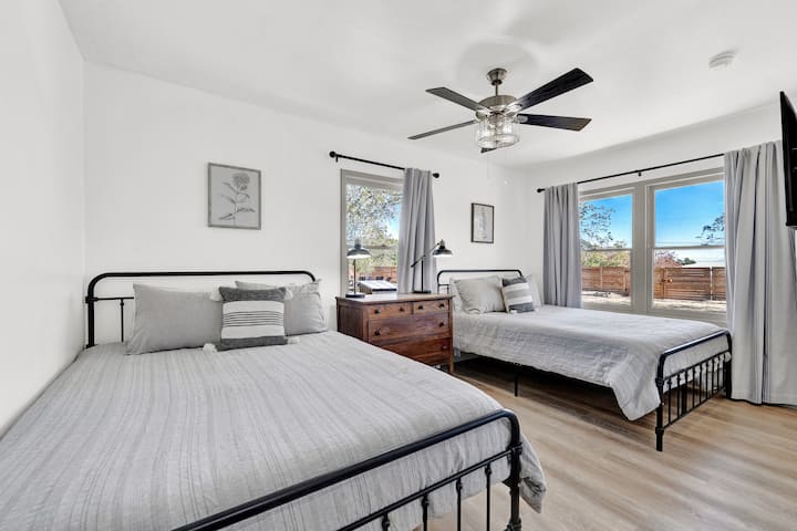 3号卧室-在我们舒适的卧室里放松身心，配有2张标准双人床、豪华床上用品和方便的平板电视。