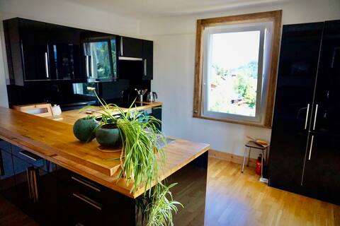 Bright 2 bedroom apartment with stunning views