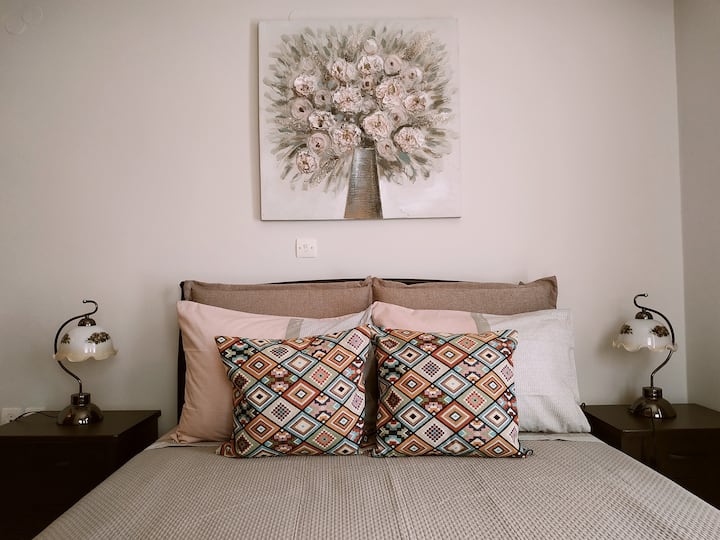 ห้องนอนพร้อมเตียงคู่