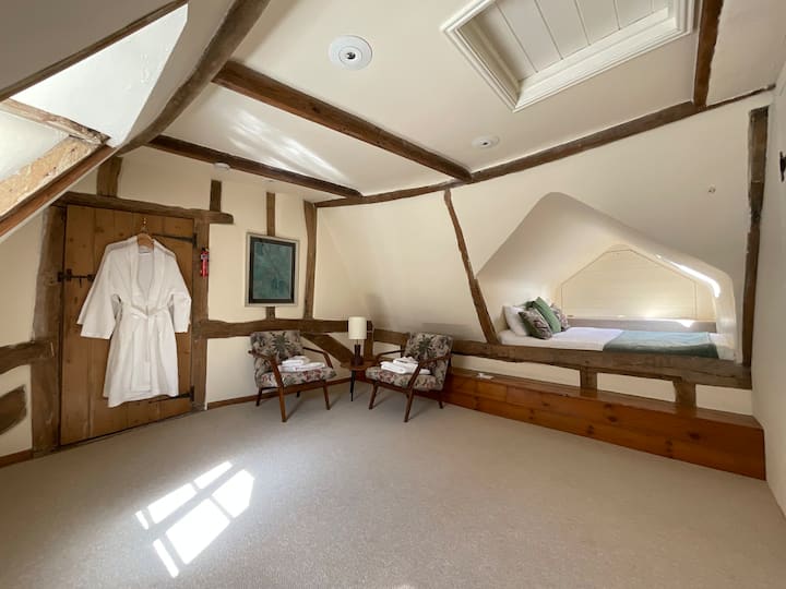 Спалнята „Сафари“ има повдигната зона за легла и малък кът за сядане за двама.