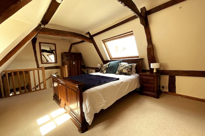 Главната спалня с любезно легло и самостоятелен електрически душ и тоалетна.