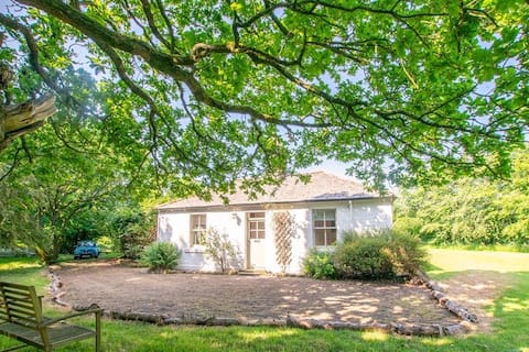 Charming 3 Bed cottage - River & Farmland views