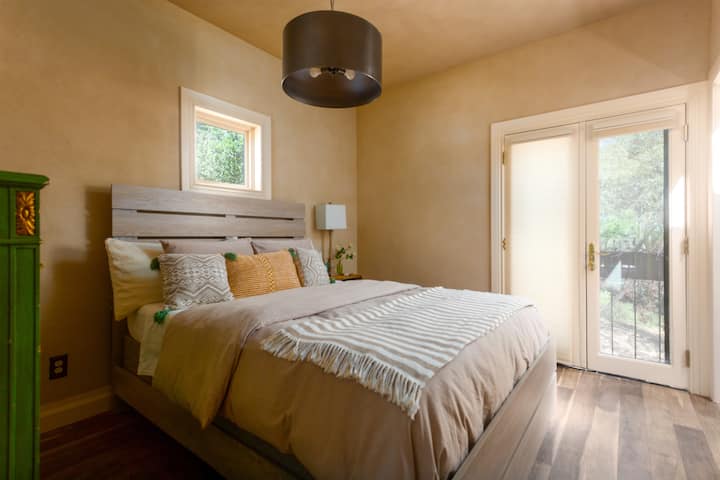 غرفة نوم داخلية بحجم كوين في الطابق العلوي مع حمام رئيسي وبياضات قطنية 100% 