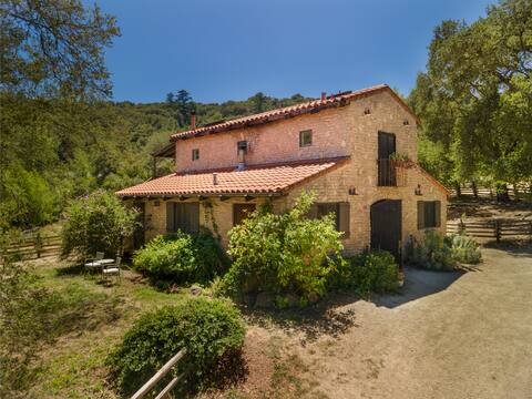 Ocho Acres~Tuscan style Home with Amazing views