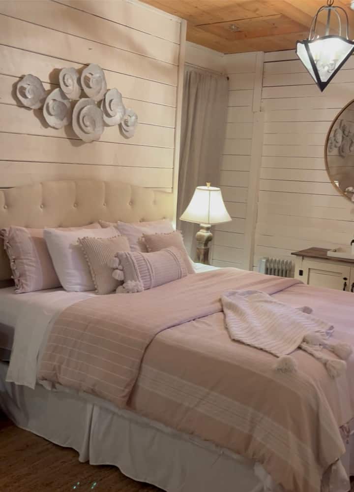 غرفة نوم مريحة بسرير كبير