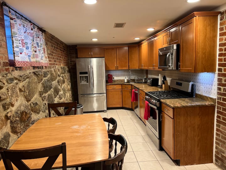 Lovely 2 bedroom condo near beach, salem, Boston. Bed and breakfasts