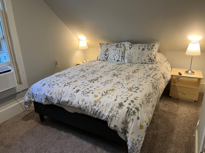 Upstairs Bedroom with Queen Size Bed