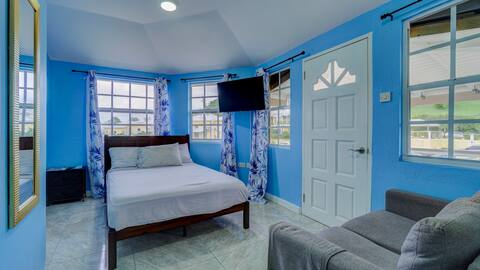 Quaint 1 Bd-Rm is steps away from Beach access.