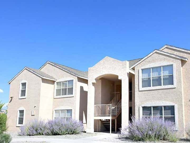 Lovely 3-bedroom Rental Unit, Pool & Home Theater - Española, NM