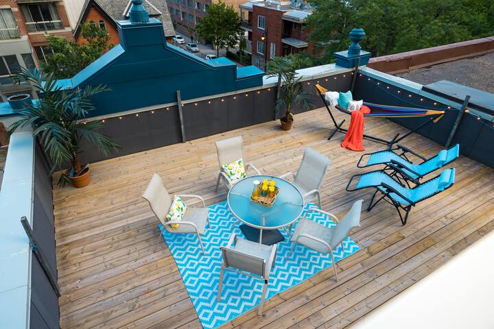 Downtown penthouse w/ roof terraces & free parking
