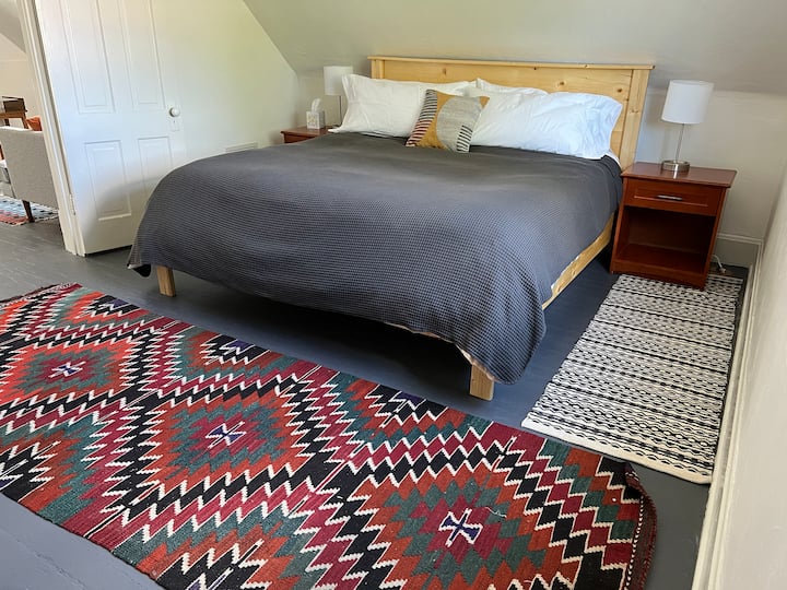 楼上卧室—加大双人床