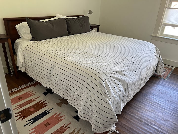 楼下的卧室-加大双人床