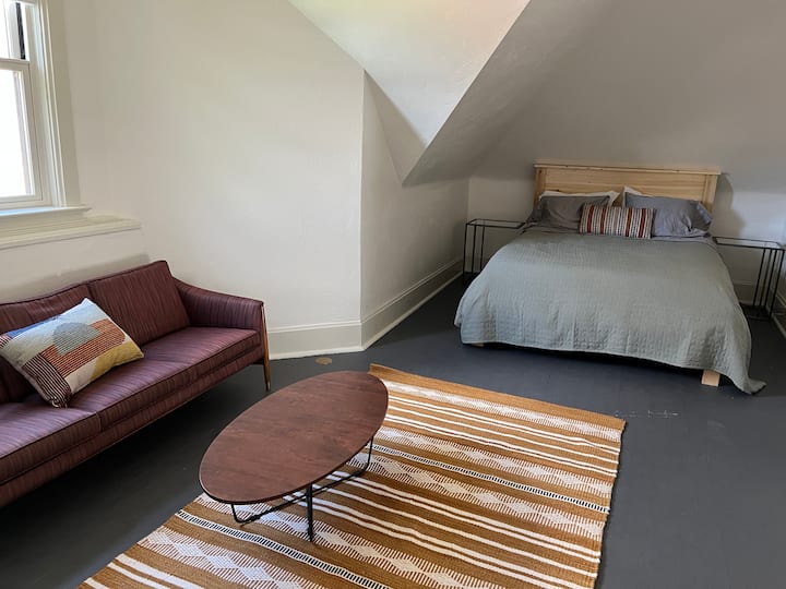 楼上卧室—标准双人床