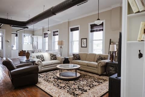 The Nest - Huge Loft in Downtown Henderson