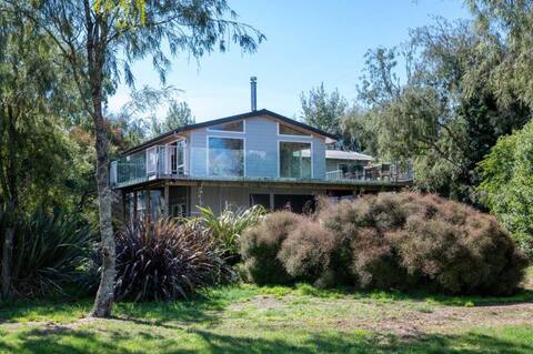 Premium Lakefront Holiday Home