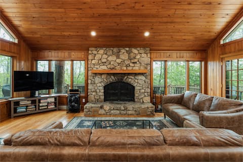 Cozy 5-bedroom home for large gatherings.