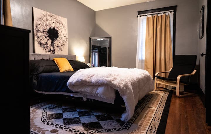 เตียงควีนไซส์พร้อมที่นอนเมมโมรี่เจลใหม่และผ้าปูที่นอน 

หน้าต่างมีมู่ลี่ใหม่และม่านสีดำเพื่อให้มีพื้นที่นอนที่อบอุ่น 

