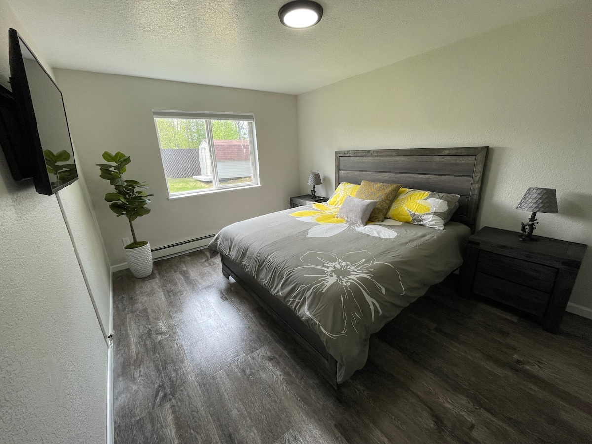 חדר שינה ראשי עם מיטת קינג וטלוויזיה