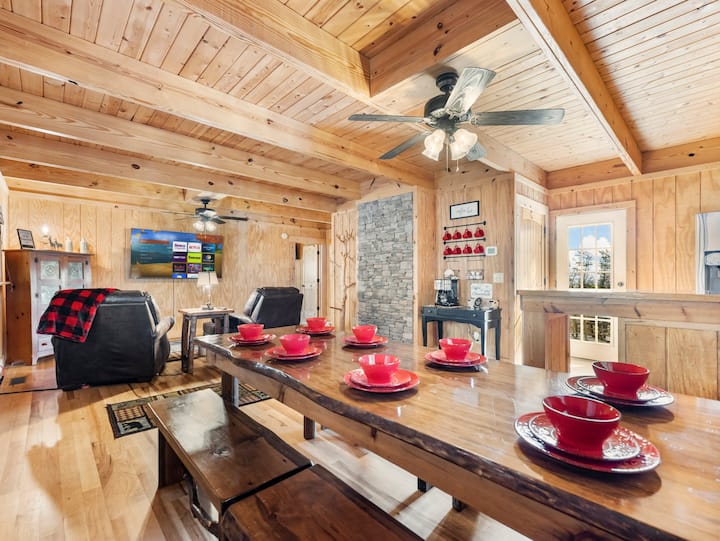 Mountain Escape With Hot tub and views of Mtns Cabins for Rent in