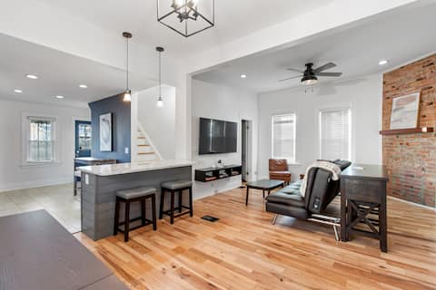 Popular Airbnb listing: Walkable HydePark 4Bd|2 1st flr ensuite|LngDrivewy in Hyde Park