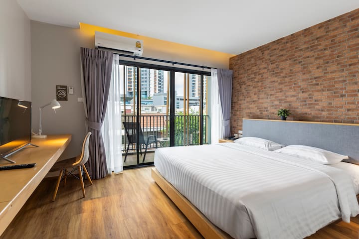 4 Deluxe Room with Large Window gallery image 3