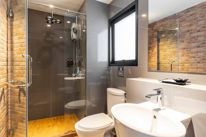 4 Deluxe Room with Large Window gallery image 2