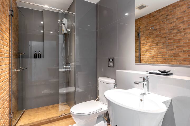 4 Deluxe Room with Large Window gallery image 5