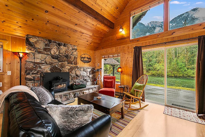 River Front Cabin With Hot Tub-the Bluebird Chalet - Washington