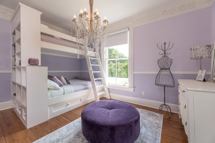 Litera personalizada con camas individuales en la parte superior y cama completa extragrande en la parte inferior (abertura queen con colchón tamaño completo)