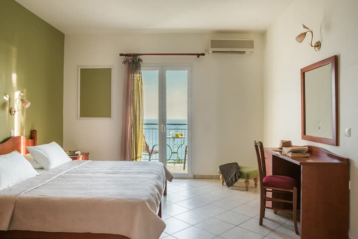 标准设计单间公寓。希腊凯法利尼亚岛Lourdata单间公寓，带泳池和壮丽海景