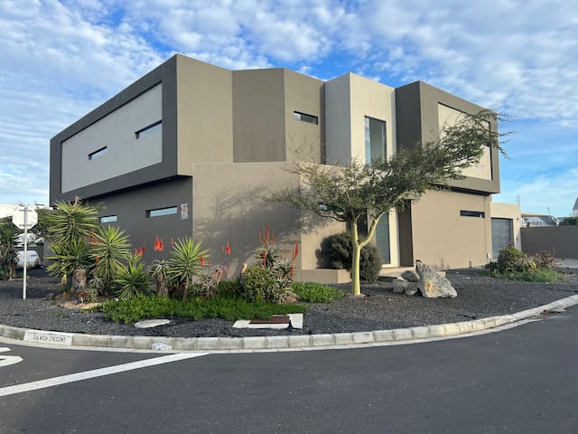 3 Bedroom Big House, pool, braai, fire pit.