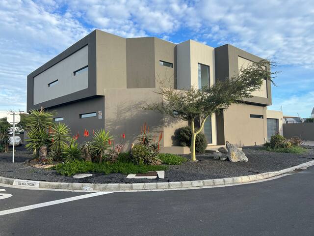 3 Bedroom Big House, pool, braai, fire pit. gallery image 5