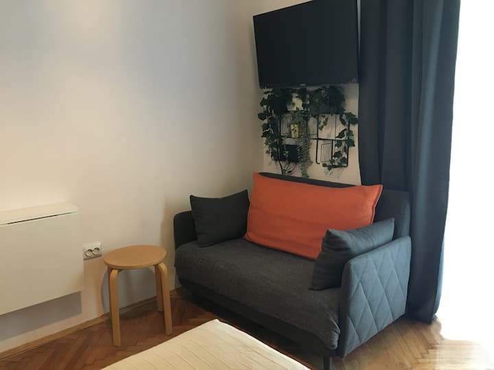 Lovely Tiny Studio With Balcony In The City Center - Zagreb