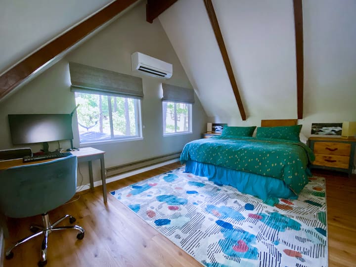 На горниот кат од спалната соба, често може да видите елени како шетаат по патеката за дивеч од оваа соба.