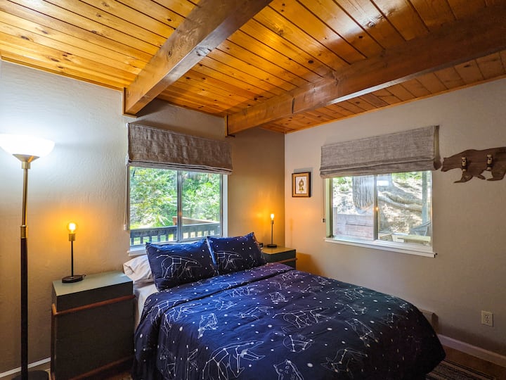 Спална соба со брачен кревет (широк 150-179 см)