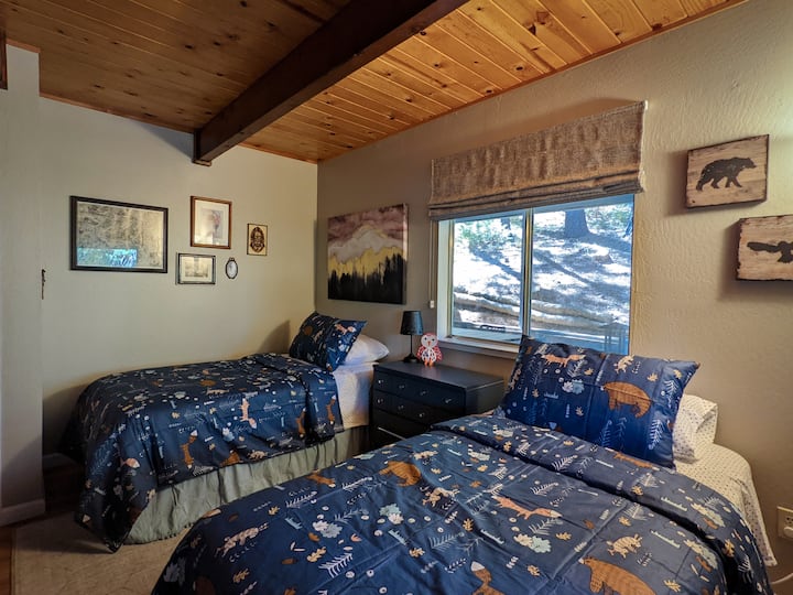 Долна спална соба со двокреветни кревети.