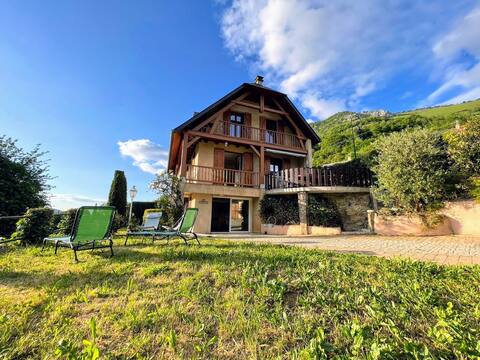 Renovated Bigourdane with a view to the valley