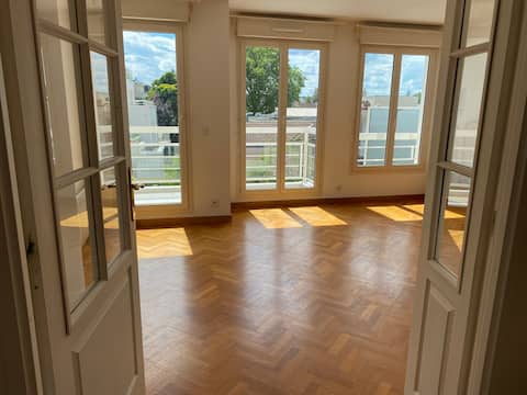 Bright apartment with terrace and parking