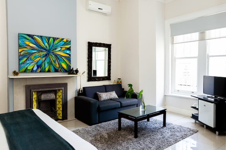 Საოჯახო აღმასრულებელი ოთახი 1 გასაშლელი დივანი და მოსასვენებელი სივრცე.