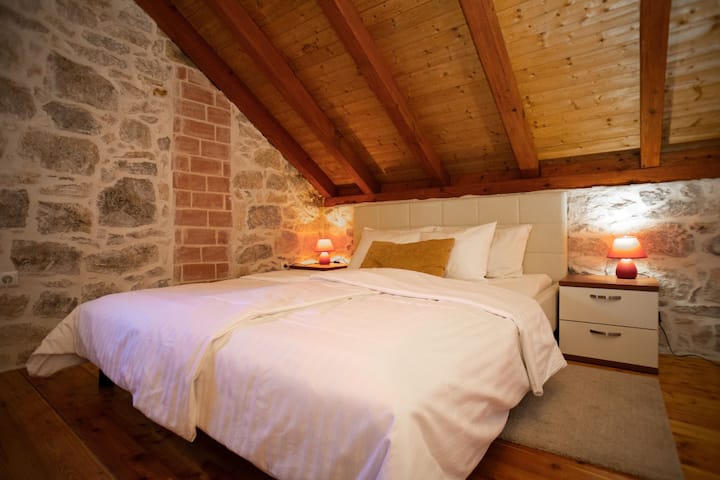 El apartamento de arriba (el segundo piso) tiene una sala de estar con sofá y un dormitorio.