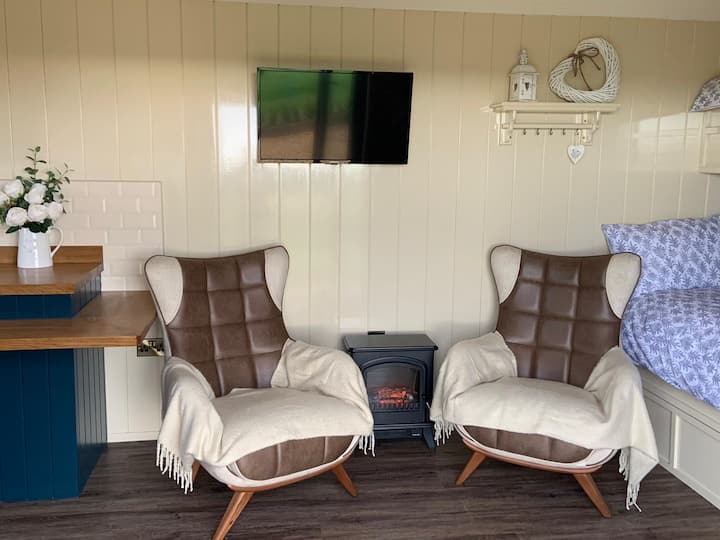 Meadow View - Shepherds Hut With Hot Tub - Northern Ireland