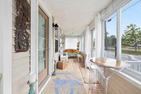 Renovated cottage w water views and walk to beach