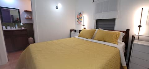 #5 Dazzling Digs - 1 B/1 B, AC in Bedroom