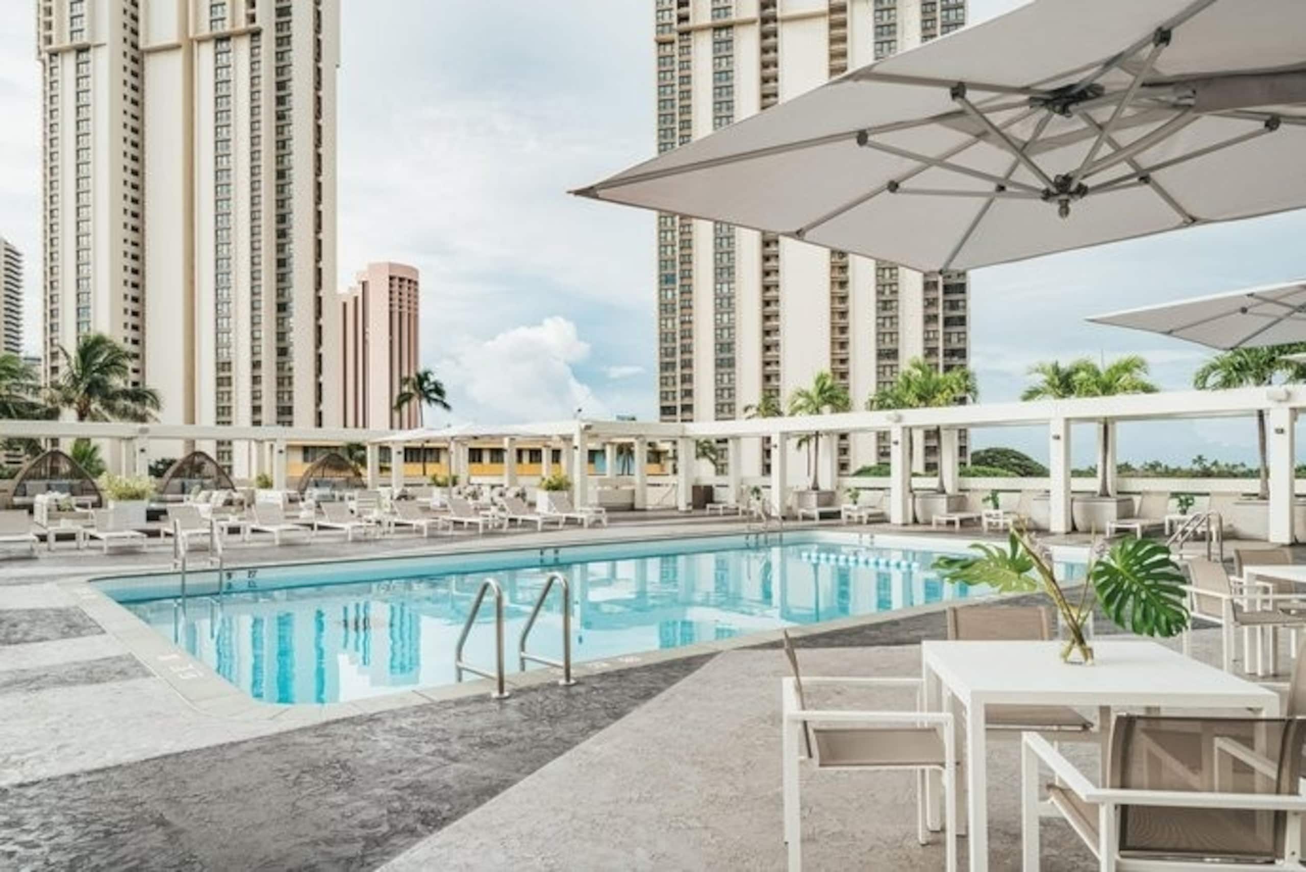 Condo in Honolulu · ★4.93 · 1 bedroom · 2 beds · 1 private bath - Image 42