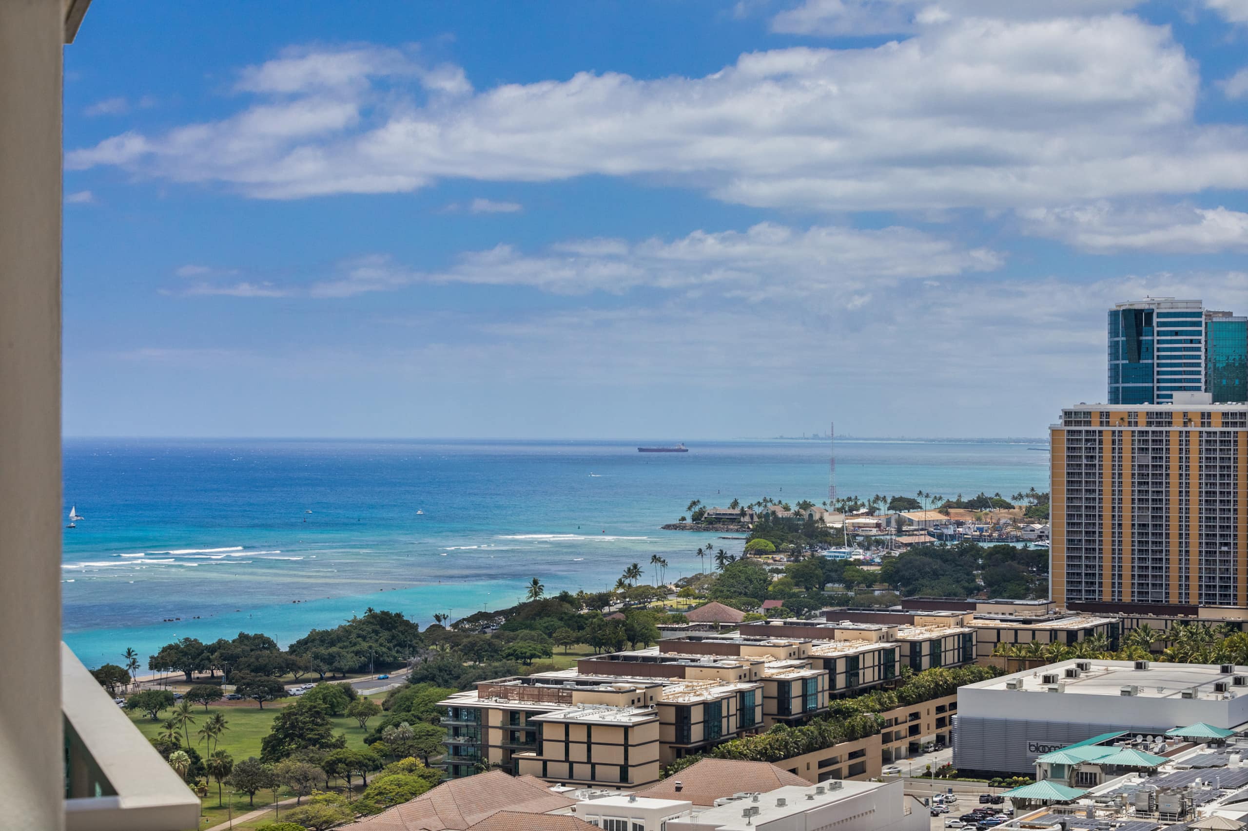 Condo in Honolulu · ★4.93 · 1 bedroom · 2 beds · 1 private bath - Image 31