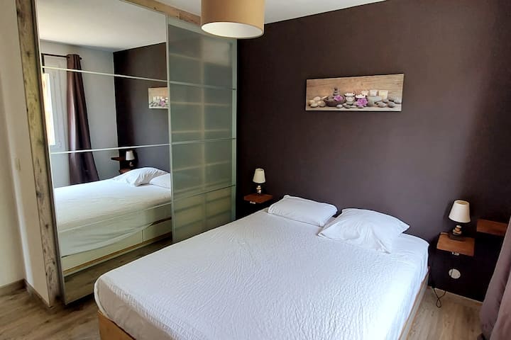 غرفة نوم 1 بسرير بحجم كبير