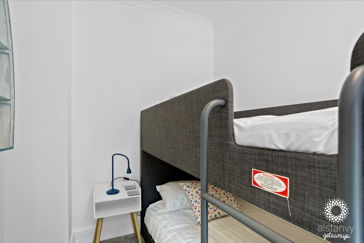 Ahoy là-bas ! Deuxième chambre avec des lits simples superposés en tissu.