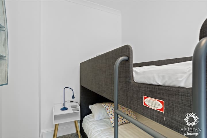 Ahoy there! Druga spavaća soba s krevetima na kat.